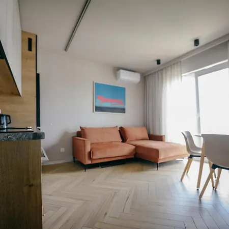 Chill In - Modern With Ac & Private Sleeping Area Apartment