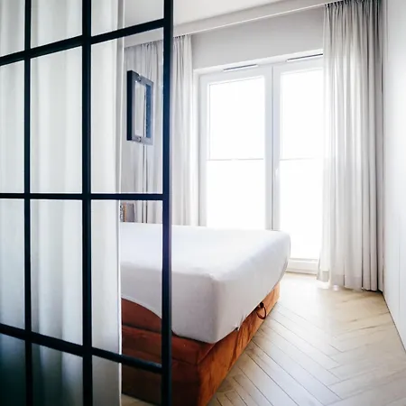 Chill In - Modern With Ac & Private Sleeping Area
